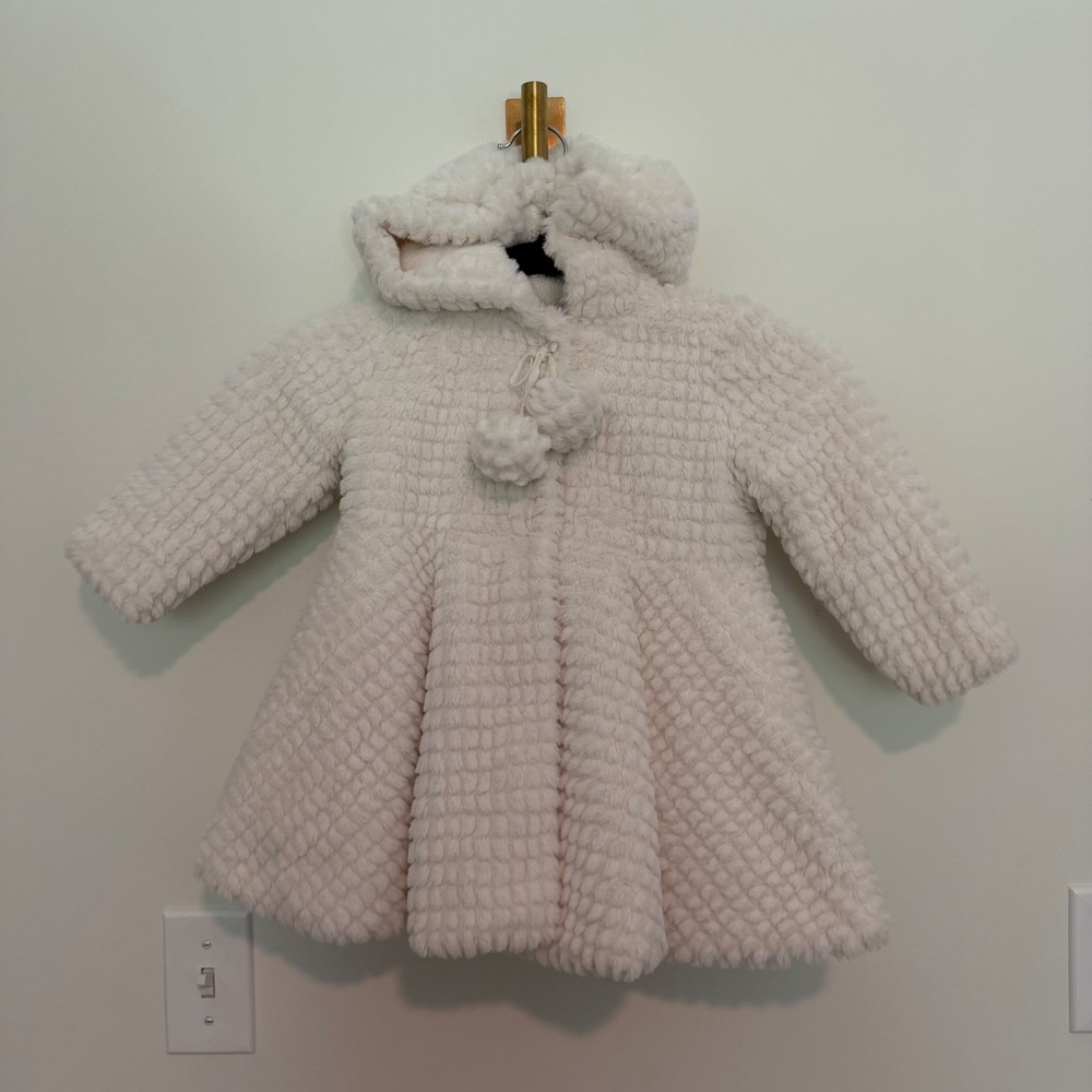 American Widgeon Girls White Faux Fur Hooded Coat Pom Pom‎ Size 2 Toddler